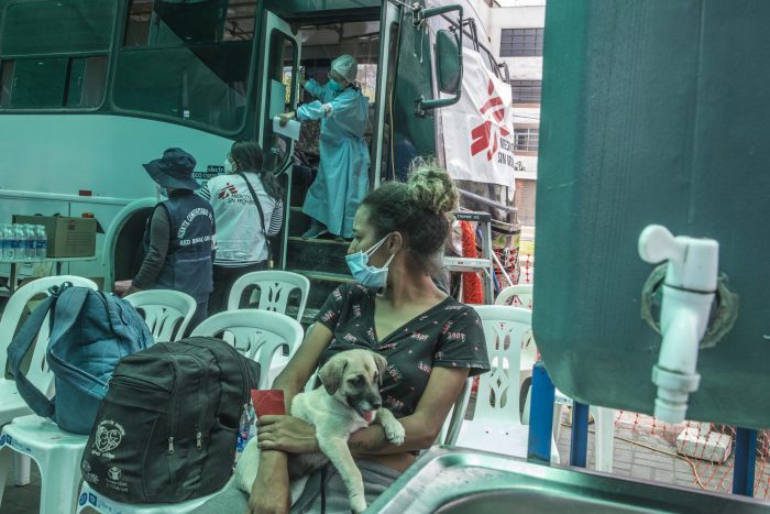 Imagen de archivo del 1 de marzo de 2022: personas migrantes de Venezuela esperan a ser llamadas para una consulta en nuestro puesto de salud cerca de la terminal de transporte Lima Plaza Norte.Max Cabello Orcasitas.