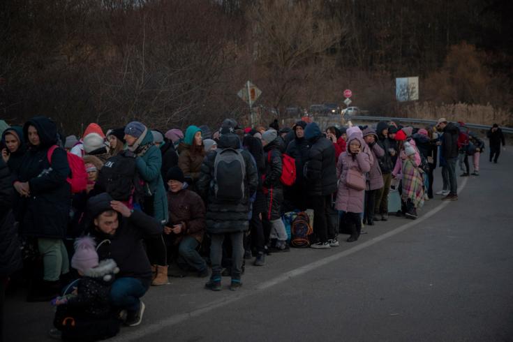  Personas esperando para cruzar la frontera y entrar en Eslovaquia desde Chop, Ucrania. 