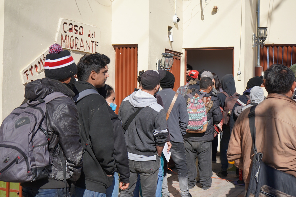 Migrantes esperando entrar a un albergue en Piedras Negras, México.Yesika Ocampo/MSF.