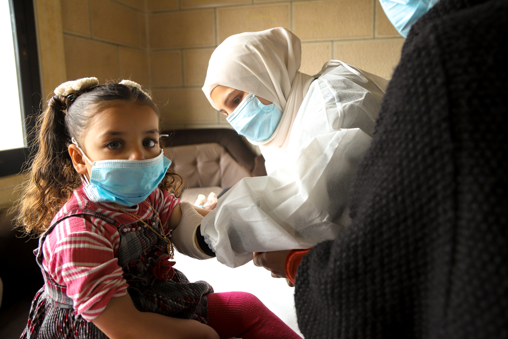 Imagen de archivo del 25 de febrero de 2022: una niña recibe sus vacunas de rutina en nuestra campaña de vacunación en Wadi Khaled, al norte de Líbano.Tracy Makhlouf.