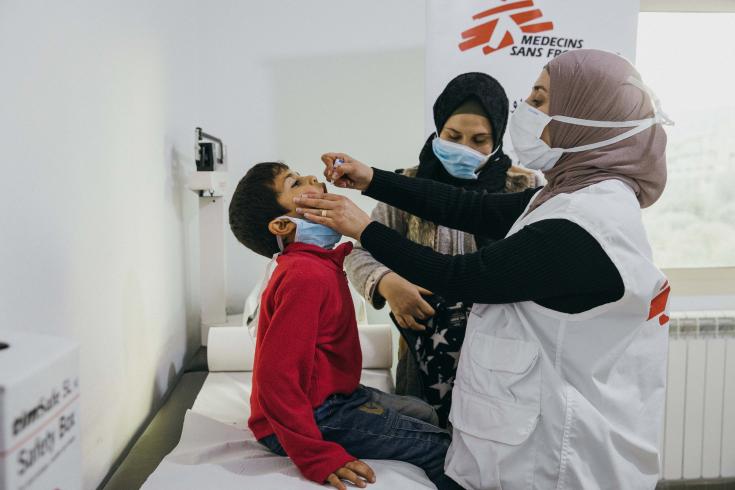 Niño recibiendo sus vacunas de rutina por parte de la enfermera de MSF. 