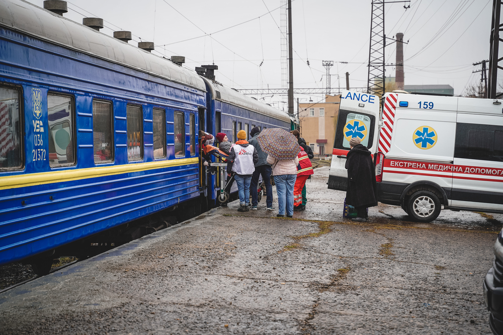 Nueve pacientes con heridas graves pero estables llegaron el viernes 1 de abril a Leópolis desde Zaporiyia en la primera evacuación médica en tren realizada por nuestra organización en Ucrania.MSF.