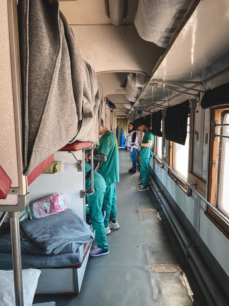 Parte de nuestro equipo médico en el tren, preparándose para recibir pacientes al pasar por Zaporiyia.