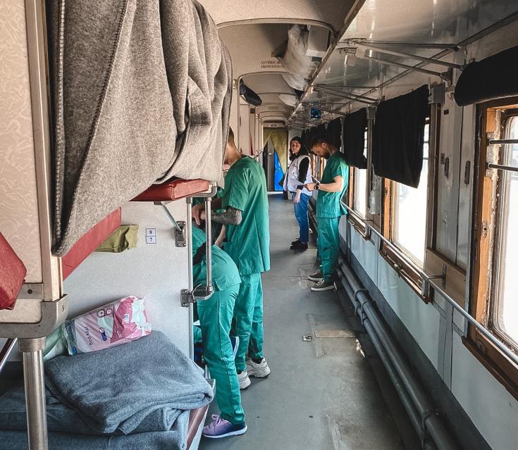Equipo de atención médica en el tren medicalizado de MSF en Ucrania 