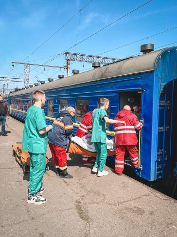 Pusimos en marcha un tren medicalizado para derivar pacientes heridos desde el este al oeste de Ucrania.MSF