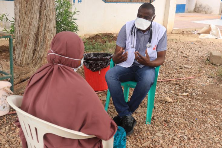 Mahado Farah* durante una consulta de rutina con el Dr. Patrick en el Hospital de Tuberculosis de Berbera, Somalilandia.  