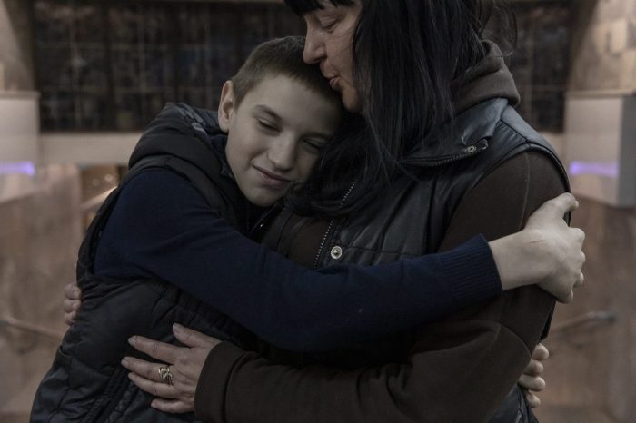 Ludmilla, de 40 años, besa la cabeza de su hijo Vladislav, de 11 años, en Járkov, Ucrania, el 11 de abril de 2022.
Ludmilla solía ser una operadora de reabastecimiento de combustible antes de la guerra, en los alrededores de la ciudad de Járkov. Durante dos semanas, se quedó en casa bajo los bombardeos, pero un día sintió una fuerte explosión demasiado cerca de su casa y se fue a vivir al metro.Adrienne Surprenant/MYOP.