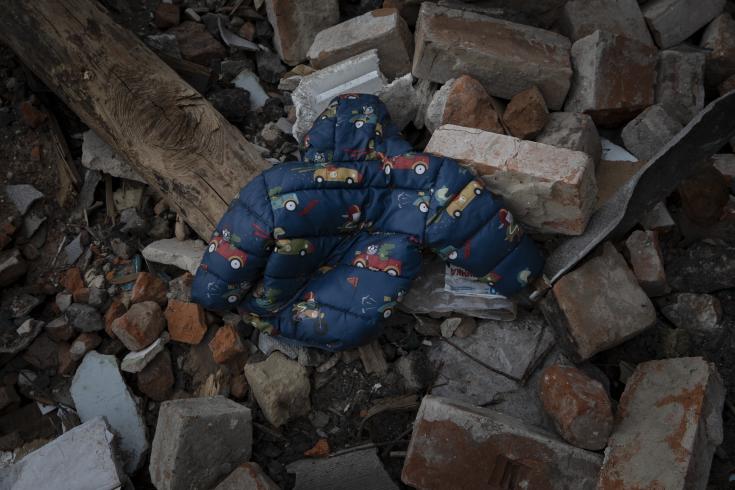 El abrigo de un niño está en el estruendo de las casas destruidas por los bombardeos rusos en Kharkiv, Ucrania, el 10 de abril de 2022. 