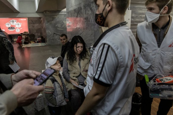 Una madre y su hijo aguardan ser atendidos por nuestro equipo en una estación de metro en Járkov, UcraniaAdrienne Surprenant/MYOP.