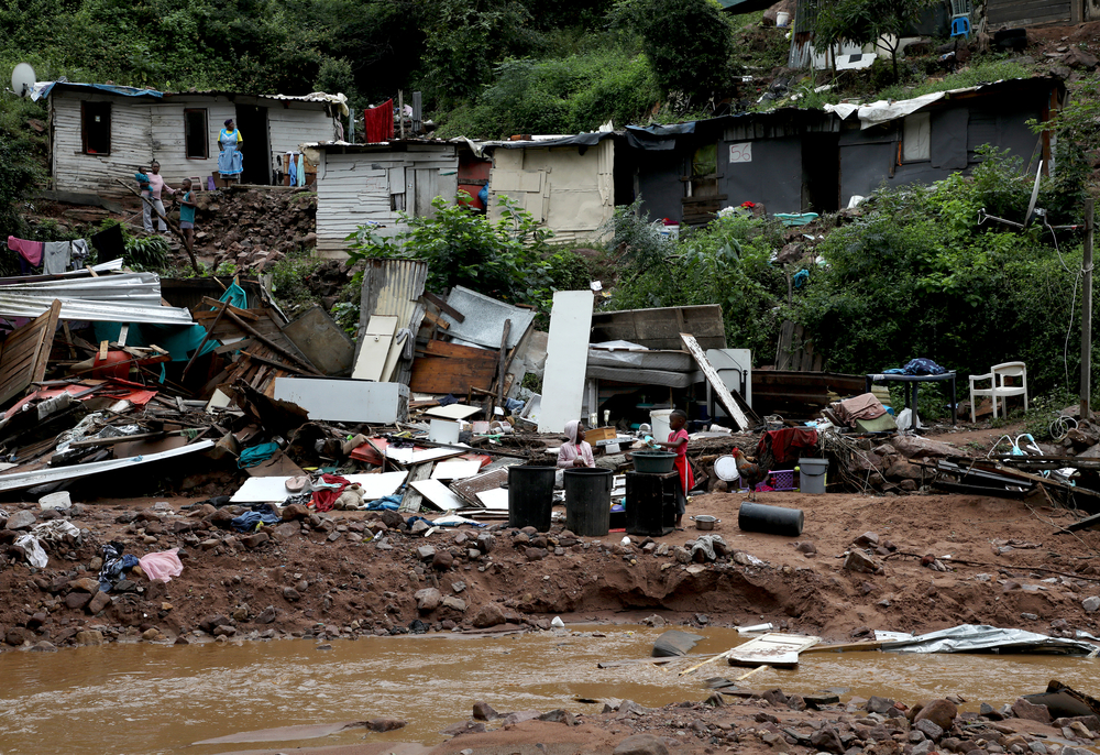 Las catastróficas inundaciones ocurridas el 11 de abril en la región de eThekwini , provincia de KwaZulu-Natal , en Sudáfrica, dejaron a 40.000 personas sin hogar.Sandile Ndlovu.