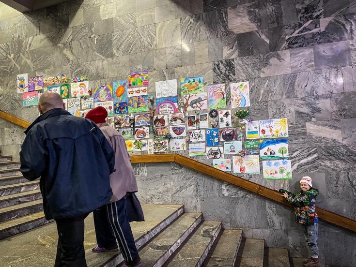  Clínica móvil de MSF en la estación de metro Kharkiv obras de arte de niños y voluntarios en la estación de metro de Akademika Pavlova