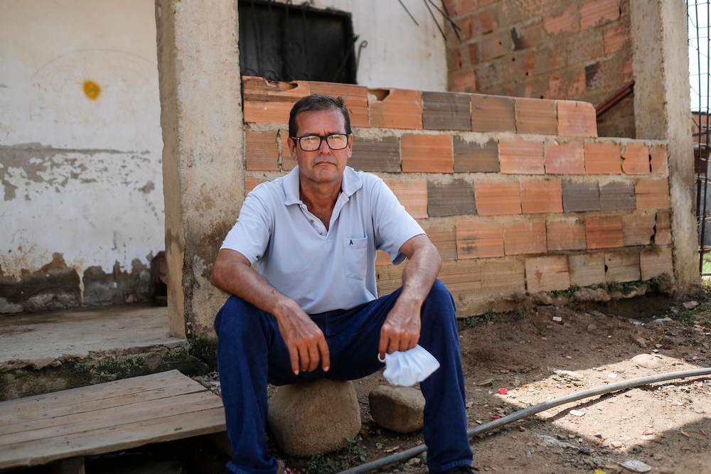 Carlos Wilson Díaz tiene 54 años y padece de síntomas asociados con la ansiedad. Vive en la Comuna Socialista de Guadalupe, una comunidad fronteriza con Colombia en el estado Táchira, al oeste de Venezuela. Es atendido por nuestra organización en el centro comunal Base de Misiones Ezequiel Zamora.Matías Delacroix.