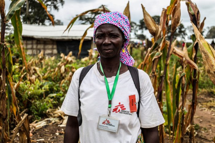 Atija Bacar tiene 66 años. Es partera tradicional y vive en el campo para personas desplazadas internamente de Eduardo Mondlane, en Mueda, Cabo Delgado. Mariana Abdalla/MSF.