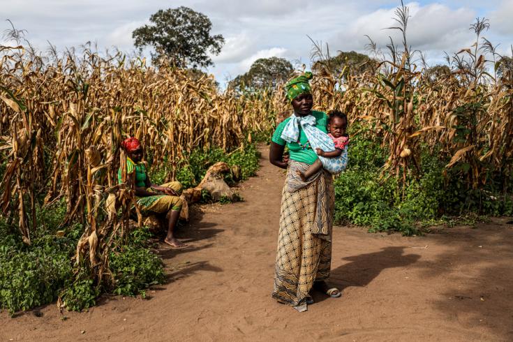 Muanajuma, embarazada, con su hijo en Mueda, Cabo Delgado, Mozambique.