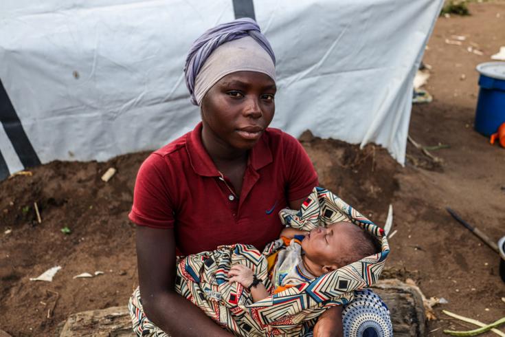 Aina Muinde con su hija recién nacida en Mueda, Cabo Delgado, Mozambique.