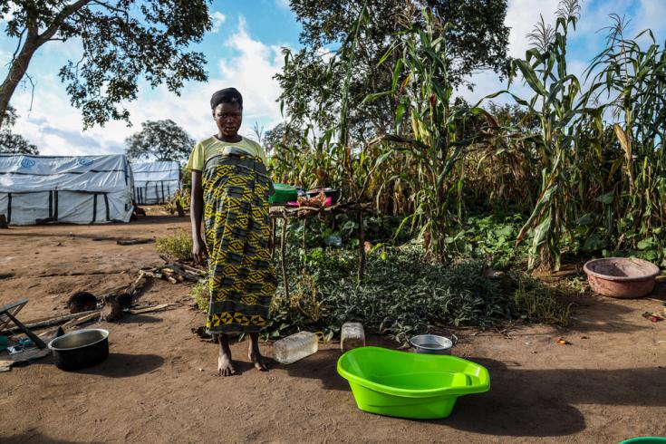 Amina, de 17 años, está embarazada y vive en el campo para ersonas desplazadas internamente de Eduardo Mondlane, Mueda.