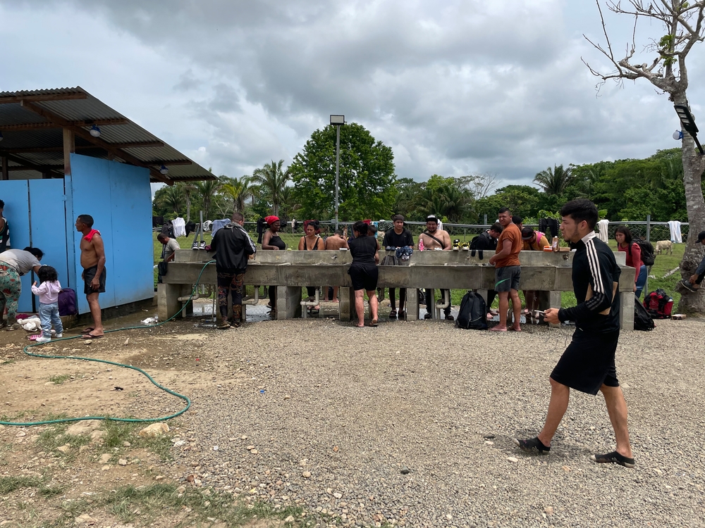 La falta de agua potable y duchas suficientes en el Centro de Recepción Migratoria de San Vicente son un reclamo común entre los migrantes que llegan a Panamá tras cruzar la peligrosa ruta del Darién.Santiago Valenzuela/MSF.