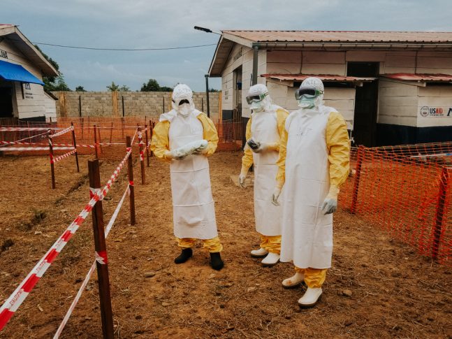 El doctor Papy Dieya, de MSF, junto con dos integrantes del Ministerio de Salud congolés en el Centro de Tratamiento contra el Ébola Wangata, en Mbandaka, República Democrática del Congo.MSF.