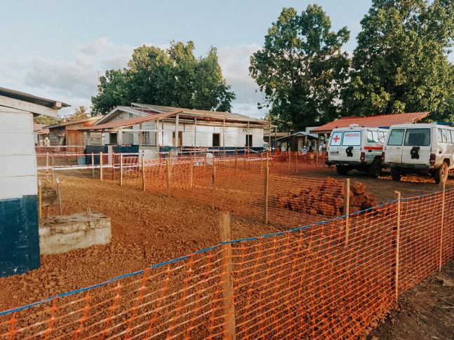 Imagen de archivo del 5 de mayo de 2022: vista del nuevo circuito para pacientes instalado por nuestra organización en el Centro de Tratamiento del Ébola de Wangata, en Mbandaka, República Democrática del Congo.MSF.