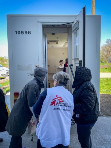 Una de nuestras clínicas móviles en frente de un refugio para personas desplazadas en Dnipropetrovsk, Ucrania.MSF.