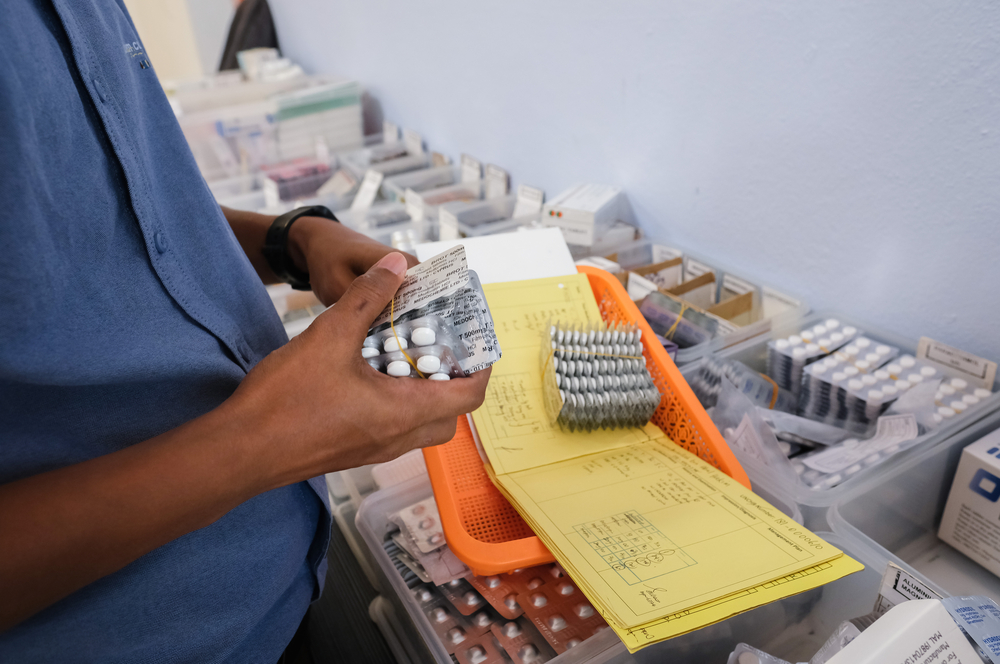 Imagen de archivo del 8 de mayo de 2022: preparando los medicamentos prescritos a las y los pacientes consultados en nuestra clínica móvil en Penang, Malasia.Kit Chan.