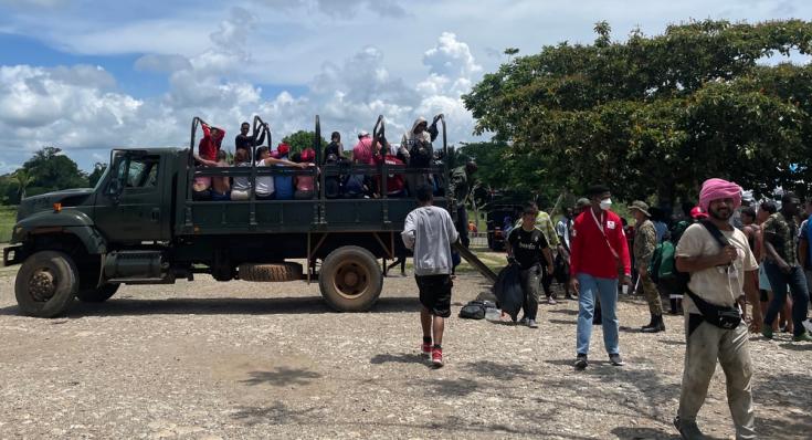 Un grupo de personas migrantes arriba a la Estación de Recepción Migratoria de San Vicente, en Panamá, tras haber cruzado el Darién. 