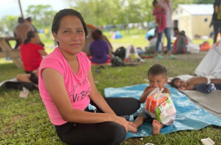 Madre venezolana con su hijo, luego de haber cruzado el Darién, en la Estación de Recepción Migratoria de San Vicente, Panamá