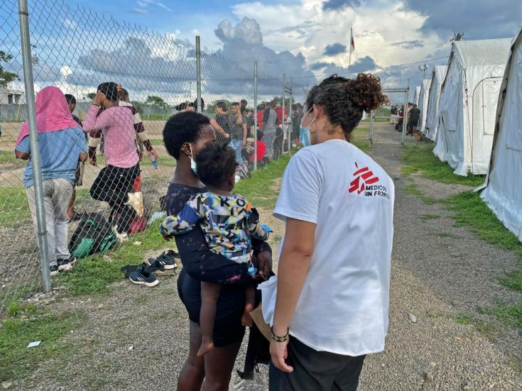 Una psicóloga de nuestra organización dialoga con una migrante de Haití en la Estación de Recepción Migratoria de San Vicente, Panamá. 