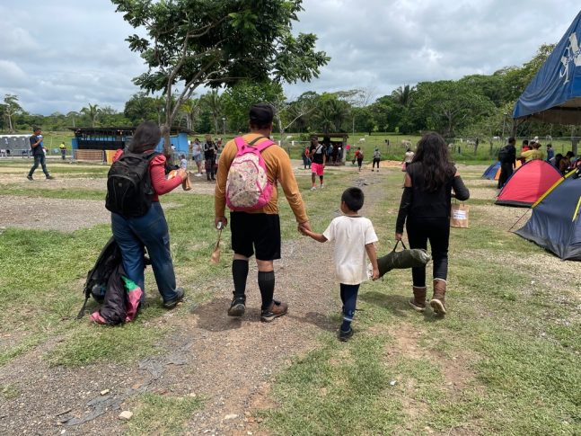 Imagen de archivo del 10 de mayo de 2022: familia arrivando a la Estación de Recepción Migratoria de San Vicente, Panamá, tras haber cruzado el Darién.Santiago Valenzuela/MSF.