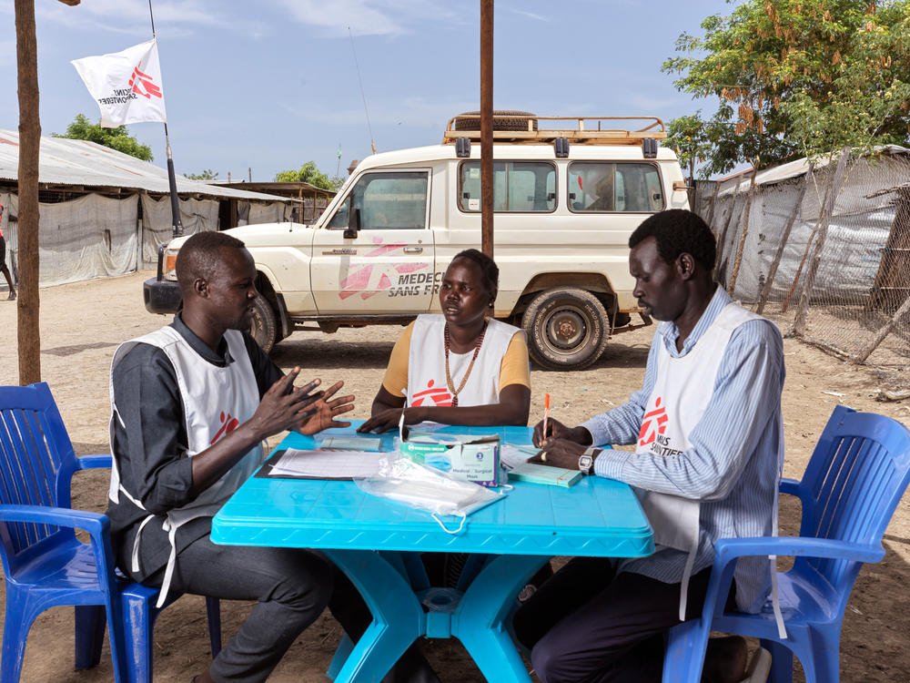 Trabajadores de salud comunitaria de nuestra organización en el campo para personas desplazadas internamente de Bentiu, en Sudán del Sur, durante la campaña de vacunación contra la hepatitis E.Peter Caton/MSF.