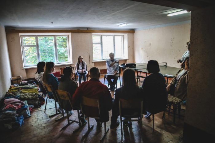 Personas desplazadas internamente desde el este de Ucrania atienden una sesión de psicoeducación facilitada por Ihor Ohdansky, un psicólogo de nuestra organización, en la ciudad de Ivano-Frankivsk.Igor Barbero.