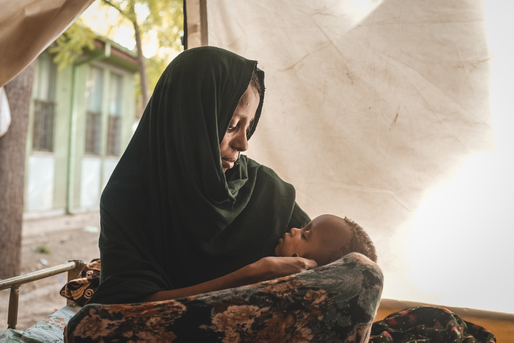 Asia con Madina, su pequeño hijo , en la carpa de un centro de alimentación terapeútica en Amfar, Etiopía. "Viajamos un mes para llegar a este lugar", nos cuenta.Njiiri Karago/MSF.