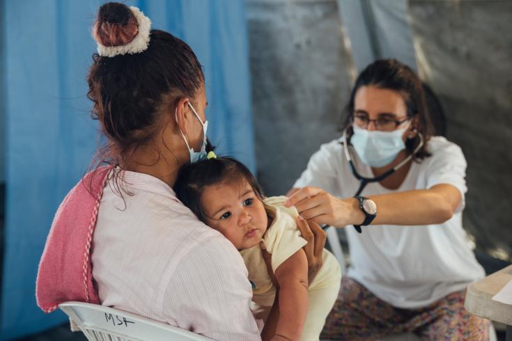 Médicos Sin Fronteras atendiendo a personas migrantes que cruzaron el Darién en el Puesto de atención migratoria de San Vicente, Panamá