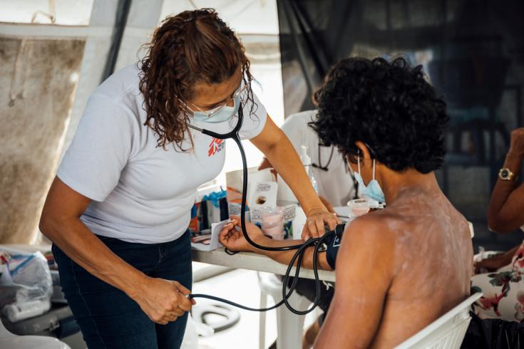 Un paciente con heridas cutáneas generadas en la travesía es atendido por personal de nuestra organización en la Estación de Recepción Migratoria de San Vicente, Panamá 