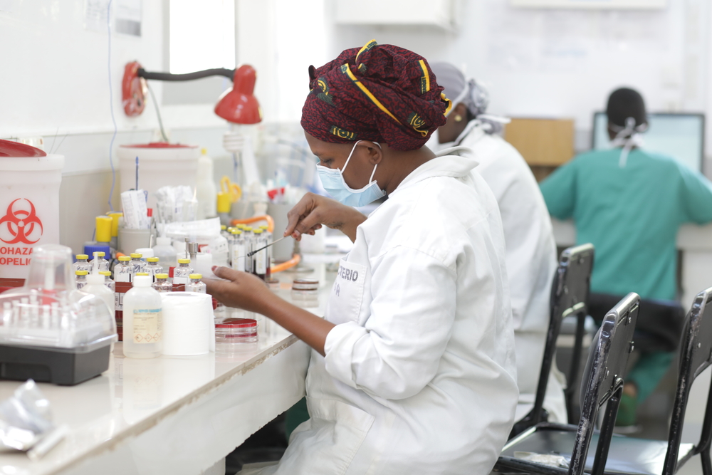 Imagen de archivo del 14 de octubre de 2021: una técnica del laboratorio de bacteriología de Koutiala, Malí, durante la tercera fase de evaluación clínica de la aplicación Antibiogo.Ismael Diallo.