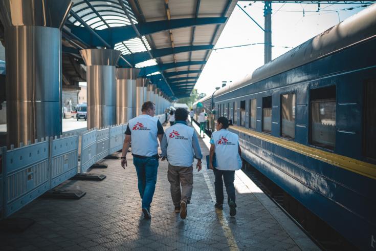 Personal de MSF preparándose para el arribo de pacientes al tren sanitario, Ucrania.