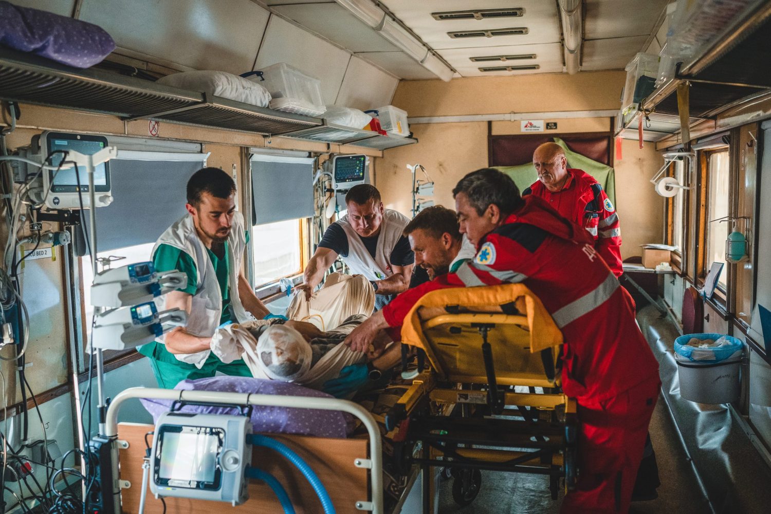 Las personas derivadas a nuestro tren sanitario son en su mayoría heridos de guerra que necesitan atención posoperatoria después de lesiones traumáticasAndrii Ovod.