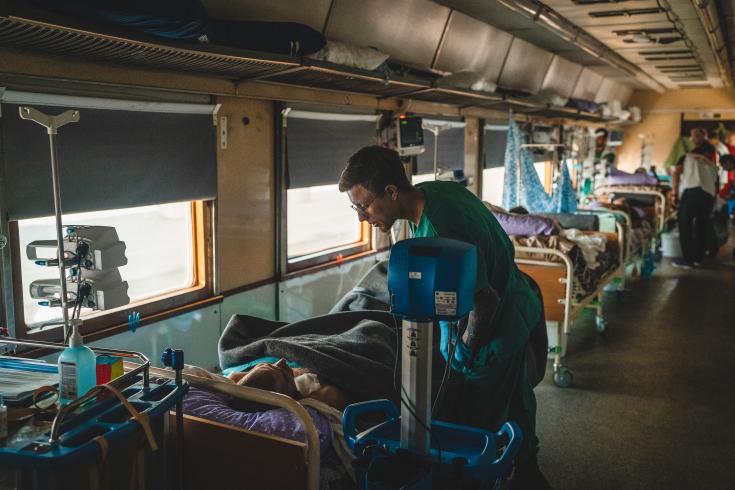 El enfermero auxiliar de MSF supervisa a un paciente herido de guerra dentro de la unidad de cuidados intensivos (UCI).