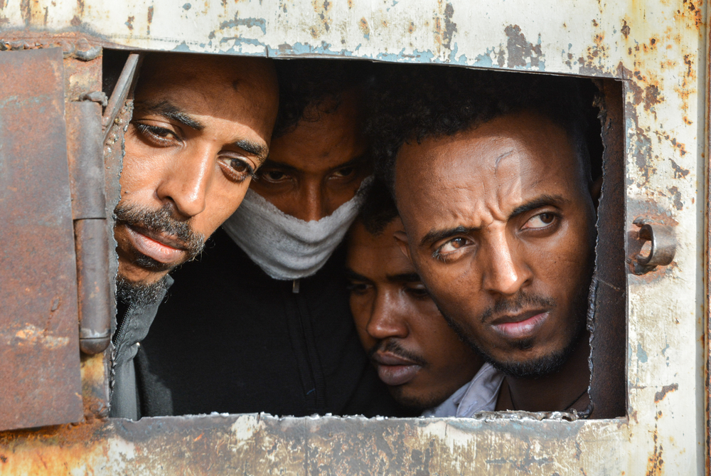 Refugiados en centro de detención de Dhar al-Jebel, en Libia, en donde 700 personas se encuentran detenidas.
Desde 2016, nuestra organización ha estado trabajando en centros de detención en donde las personas migrantes son arbitraria e indefinidamente detenidas, proveyendo asistencia de salud primaria y apoyo psicosocial.Jérôme Tubiana/MSF.