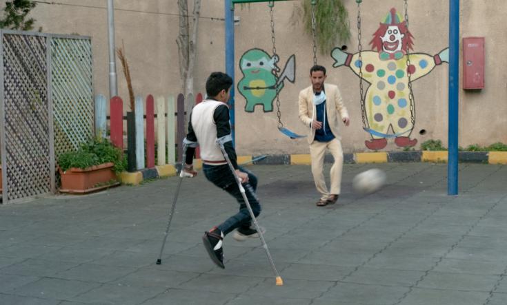 Dos pacientes jugando en el patio del hospital de MSF en Amman, Jordania