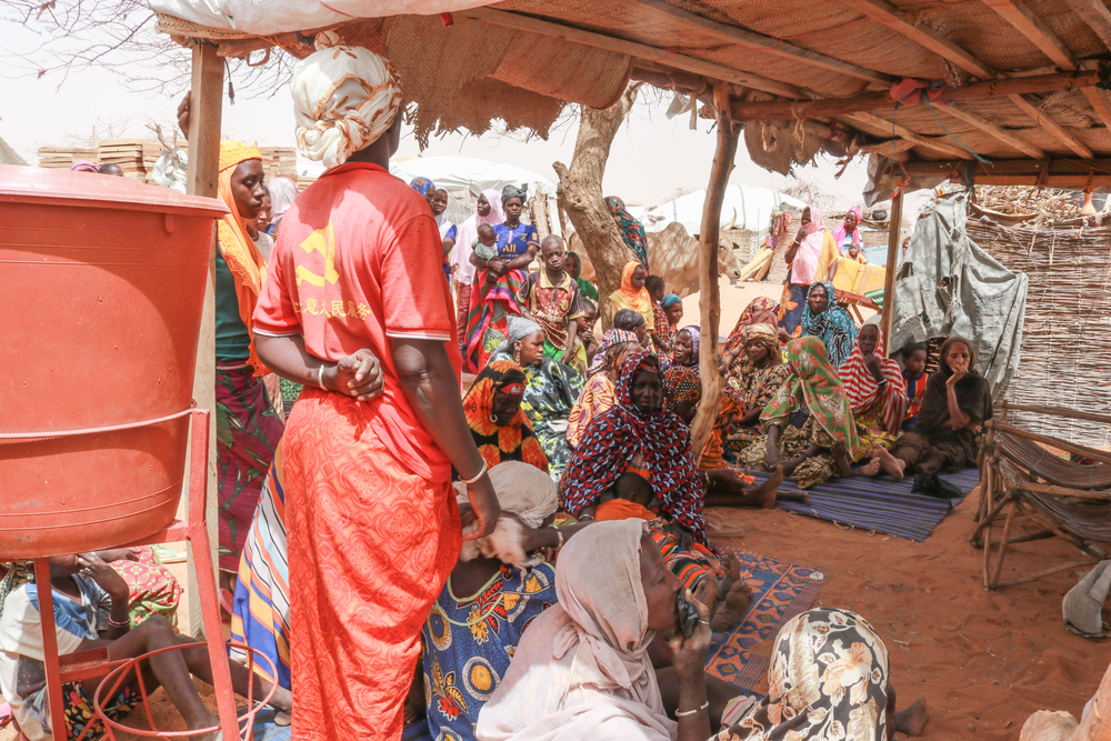 En el campo para personas desplazadas internamente de Gorom-Gorom, en la región del Sahel de Burkina Faso, las mujeres se reúnen con nuestro equipo de promoción de la salud para comentar sobre las dificultades del acceso a la salud.Mohamed El-Habib Cisse/MSF.