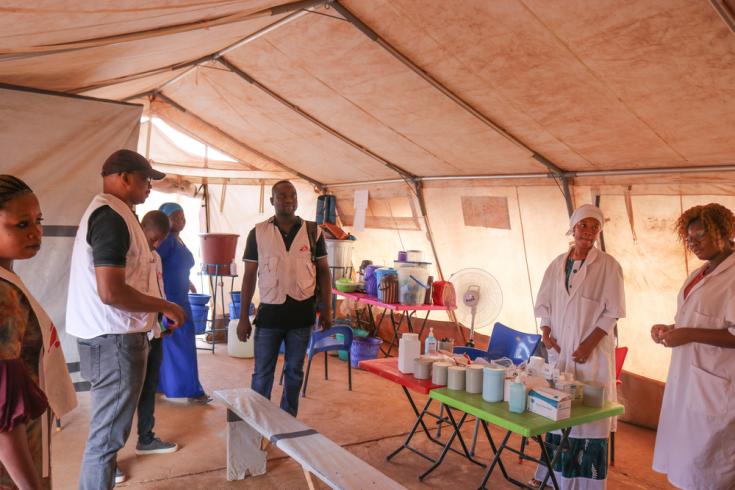 Clínica móvil de MSF en el campo para personas desplazadas internamente de Kaya, en Burkina Faso