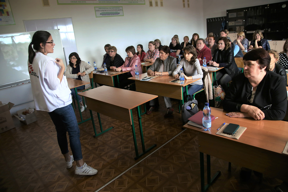 Florencia Francisconi, matrona argentina integrante del equipo de MSF, dicta un taller de entrenamiento sobre violencia sexual y de género para psicólogos, personal de salud y socorristas en Holovanivsk, en el centro de Ucrania.Igor Barbero/MSF.