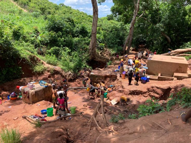 Personas acarrean agua desde un pozo construido por MSF en Cabo Delgado, Mozambique