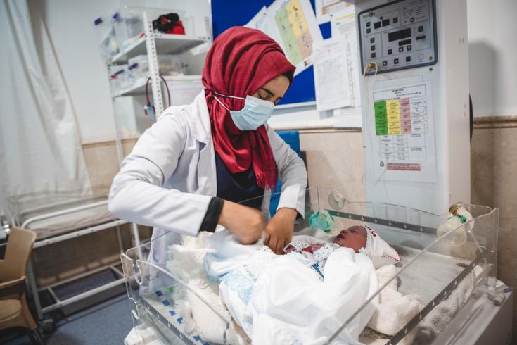 Enfermera MSF cuidando bebé en el hospital de Nablus, Mosul, Irak
