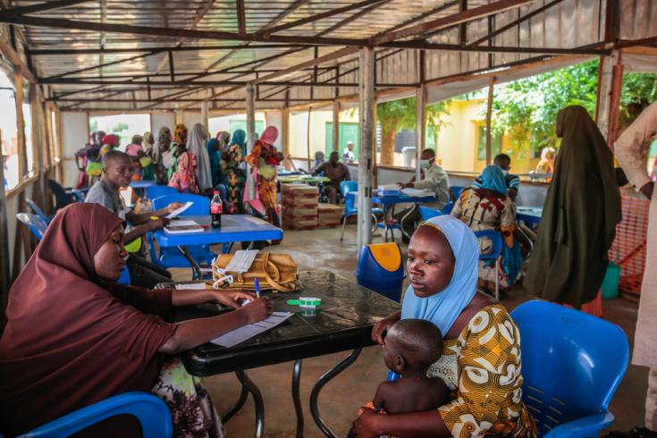 Aguardando la atención en el centro ambulatorio de alimentación terapéutica de Riko, Katsina, en Nigeria.