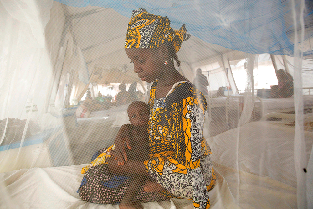 Una madre y su hijo son atendidos en el centro hospitalario de alimentación terapéutica de Kofar Sauri en Katsina, Nigeria.George Osodi.