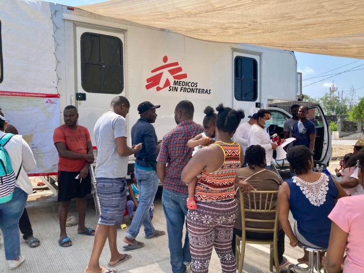 Personas migrantes siendo atendidas por MSF