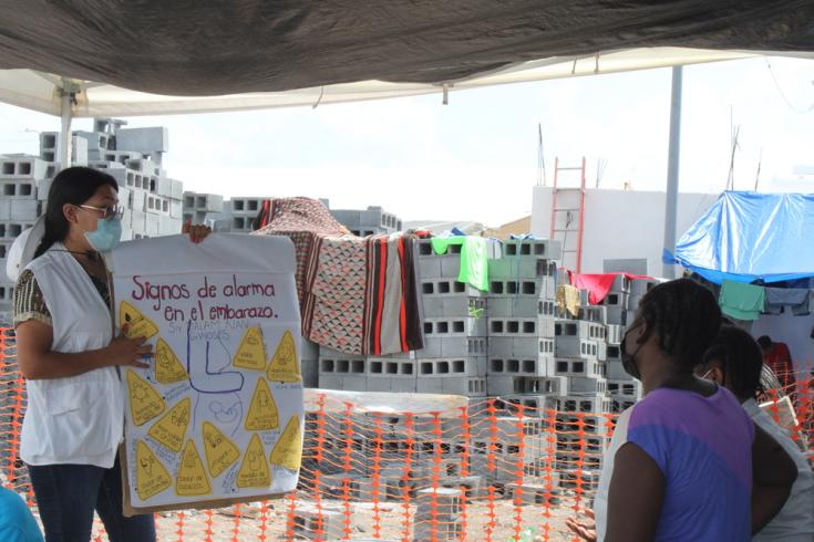 Consulta médica a mujeres embarazadas en Reynosa, México.