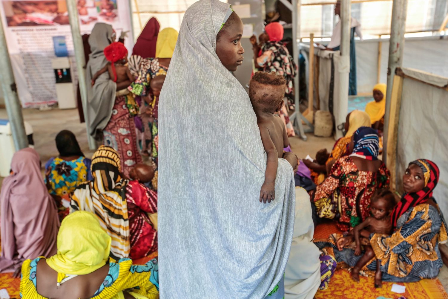 Imagen de archivo del 29 de junio de 2022: una madre lleva a su hijo para ser atendido en nuestro centro ambulatorio de alimentación terapeútica. Katsina, Nigeria.George Osodi.